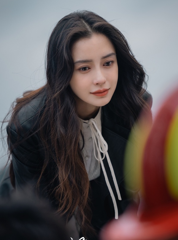 Angelababy gap nhieu kho khan sau khi ly hon Huynh Hieu Minh va bi cam phat ngon. Anh: Weibo