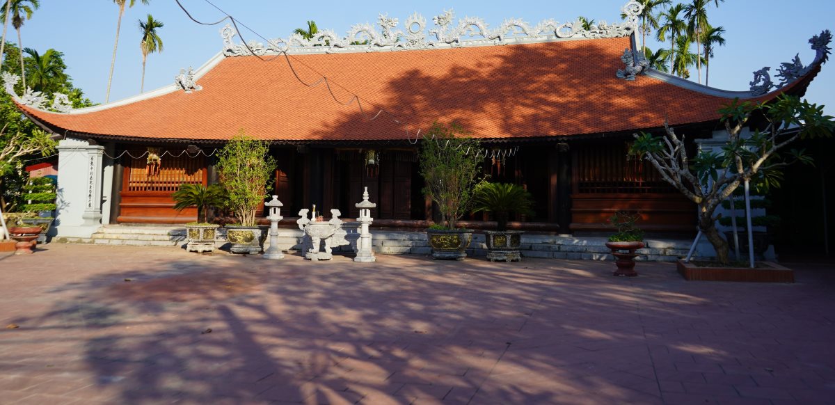 Admire the 300-year-old communal house, a national architectural and artistic relic in Hai Phong. Photo: Hoang Khoi