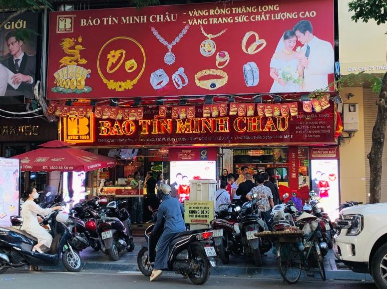 ho doi o mot cua hang vang bac da quy tai Ha Noi de mua vang nhan du gia vang van o nguong cao. Anh: Phuong Anh