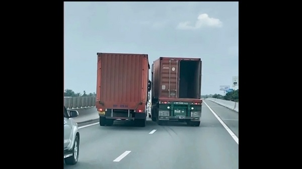 Xe tải lớn chèn ép xe nhỏ, tài xế còn vác rựa dọa người ở Bình Dương