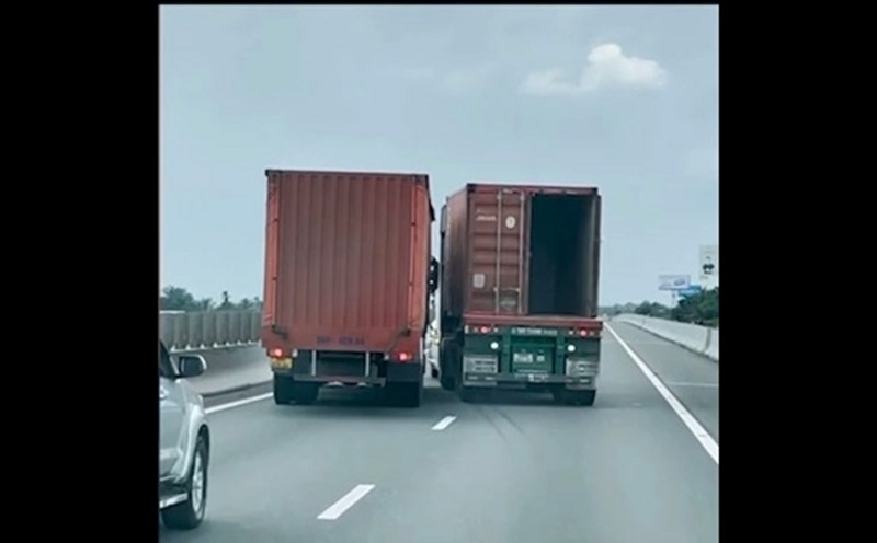 Xe tải lớn chèn ép xe nhỏ, tài xế còn vác rựa dọa người ở Bình Dương