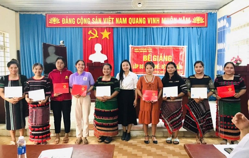 Students in Dak Glong district receive certificates of brocade weaving training. Photo: Bao Trung