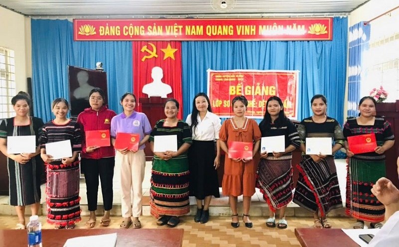 Students in Dak Glong district receive certificates of brocade weaving training. Photo: Bao Trung