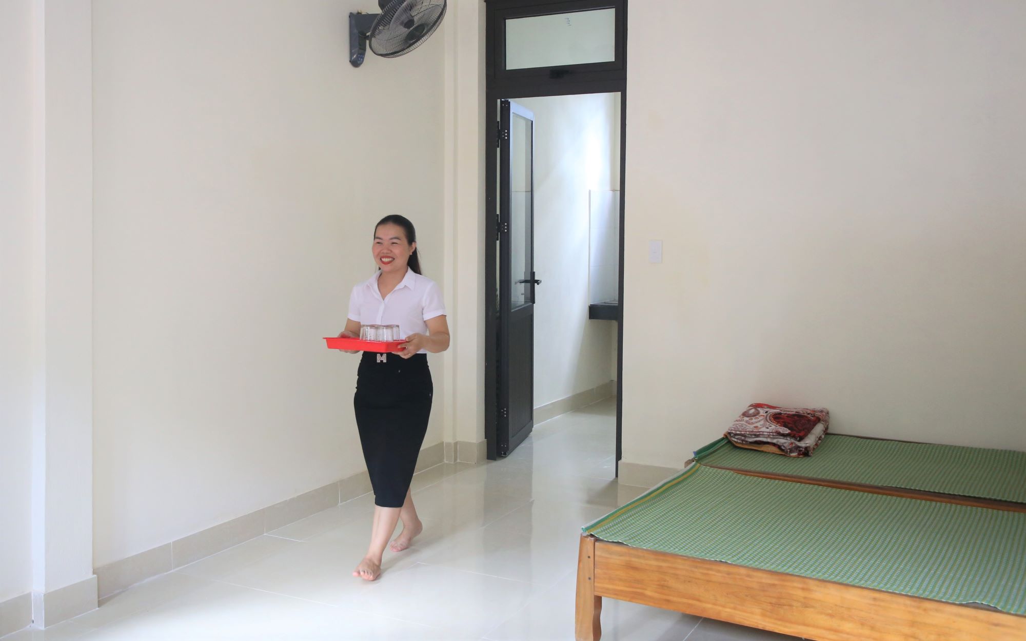 The female teacher was happy to move into the newly built public housing. Photo: Hung Tho.
