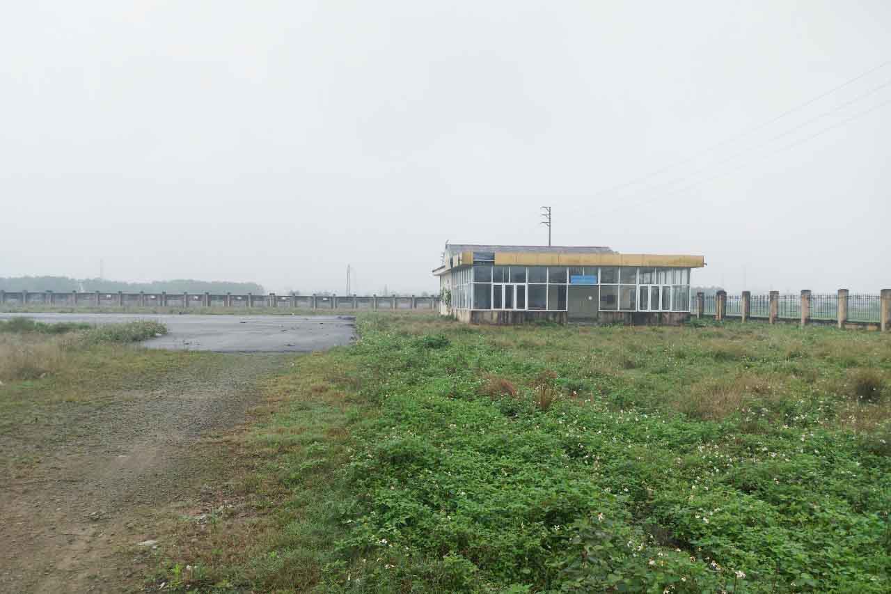 The bus station in Cam Xuyen district has been abandoned for many years, causing waste. Photo: Tran Tuan.