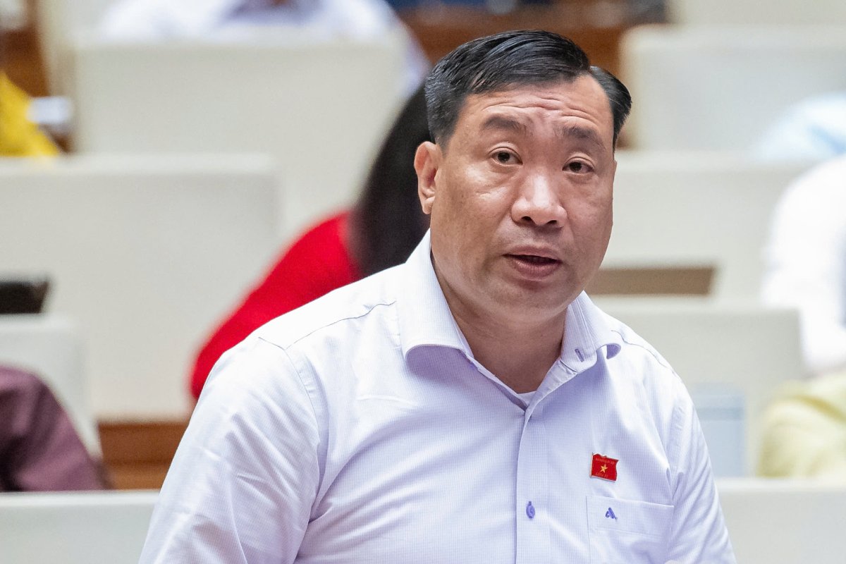 National Assembly delegate Thach Phuoc Binh proposed expanding the policy beneficiaries who can retire early without having their pensions deducted. Photo: Pham Thang