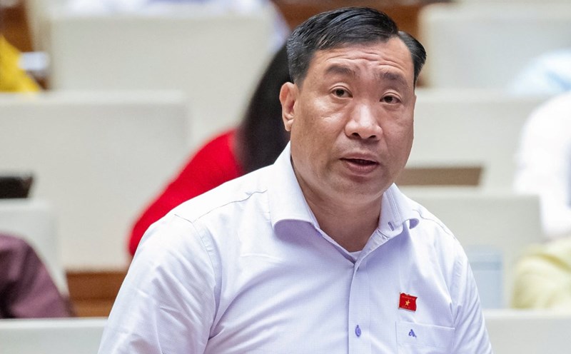 National Assembly delegate Thach Phuoc Binh proposed expanding the policy beneficiaries who can retire early without having their pensions deducted. Photo: Pham Thang