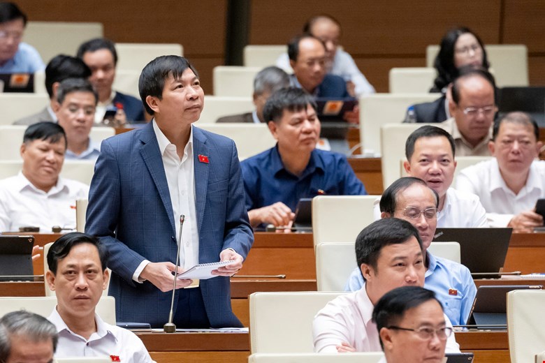 Delegate Tran Van Thuc said that the salary and preferential allowances for teachers are not commensurate with professional activities. Photo: Quochoi.vn