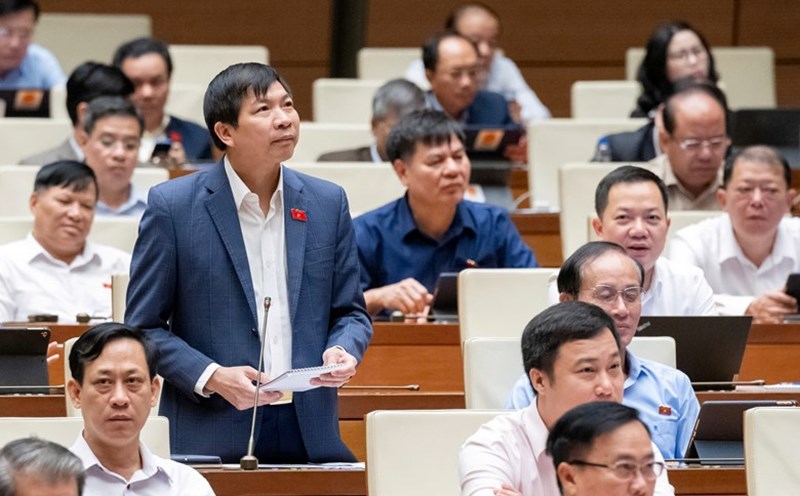 Delegate Tran Van Thuc said that the salary and preferential allowances for teachers are not commensurate with professional activities. Photo: Quochoi.vn