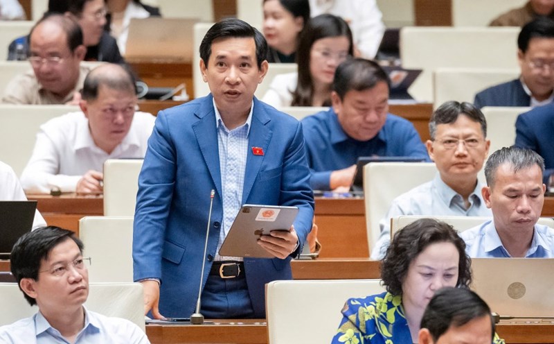 Delegate Nguyen Van Canh proposed adding content that teachers are not allowed to impart knowledge that they do not fully understand. Photo: National Assembly