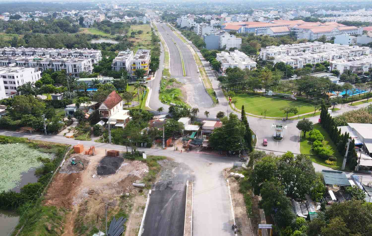 5 houses on Trinh Quang Nghi Street block the parallel road of National Highway 50. Photo: Minh Quan