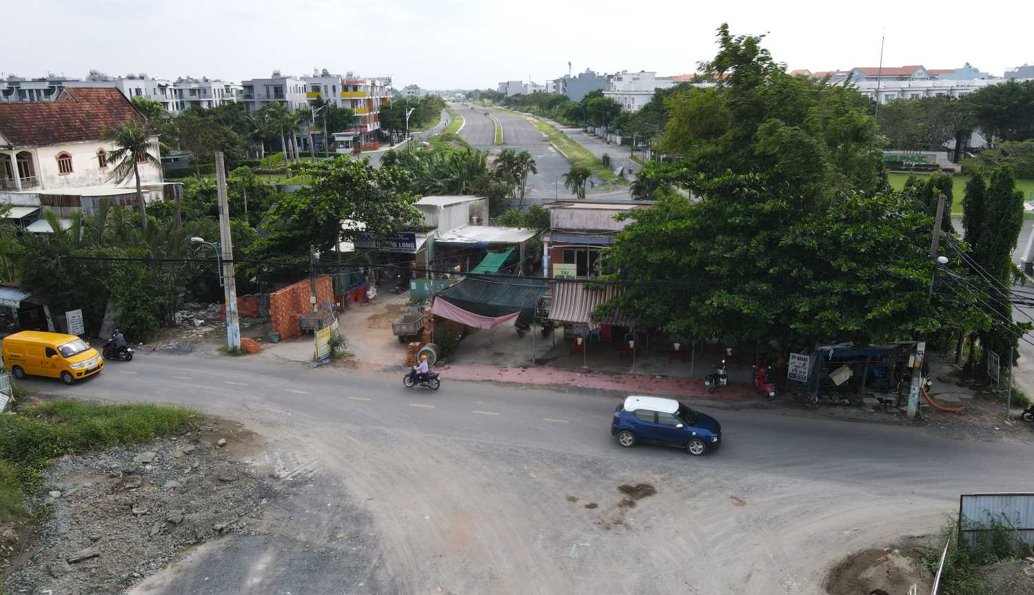 5 can nha khac chan toan bo duong song hanh Quoc lo 50 tai khu vuc duong Trinh Quang Nghi.  Anh: Minh Quan