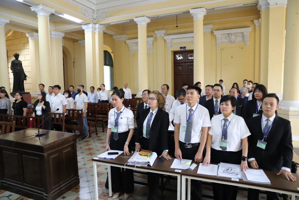 Nguyen don dan su duoc xac dinh la Bo Tai chinh va Bo Cong Thuong. De phuc vu cho cong tac xet xu, co khoang hon 20 luat su, 95 nguoi co quyen loi va nghia vu lien quan duoc trieu tap den toa.  