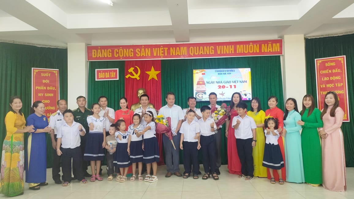Communes and towns of Truong Sa district held a meeting to celebrate the 42nd anniversary of Vietnamese Teachers' Day. Photo: Hoang Van Thao