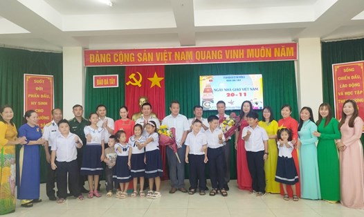 Các xã, thị trấn của huyện Trường Sa tổ chức gặp mặt nhân kỷ niệm 42 năm Ngày Nhà giáo Việt Nam. Ảnh: Hoàng Văn Thảo