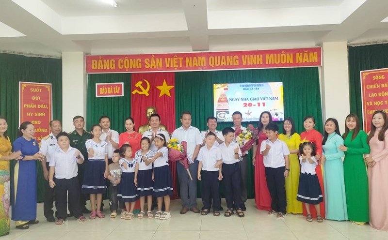 Communes and towns of Truong Sa district held a meeting to celebrate the 42nd anniversary of Vietnamese Teachers' Day. Photo: Hoang Van Thao
