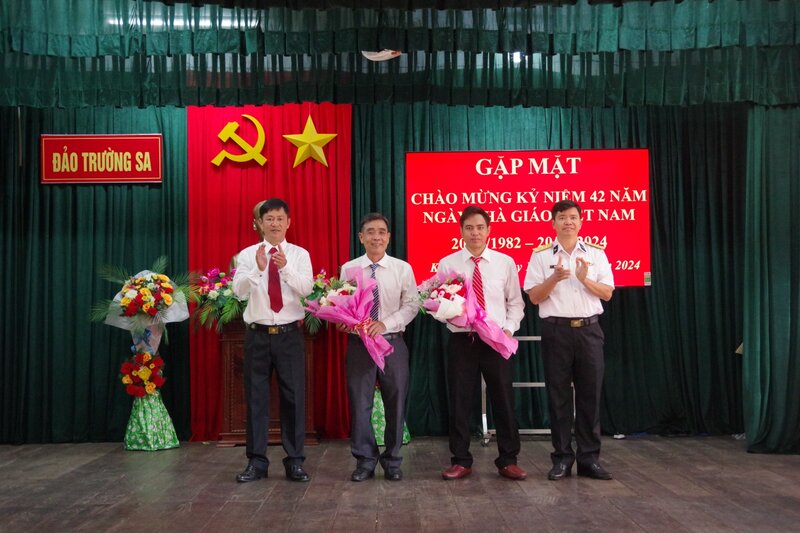 Truong Sa district held a meeting to celebrate Vietnamese Teachers' Day. Photo: Huy Phung