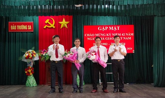 Huyện Trường Sa tổ chức gặp mặt kỷ niệm Ngày Nhà giáo Việt Nam. Ảnh: Huy Phụng