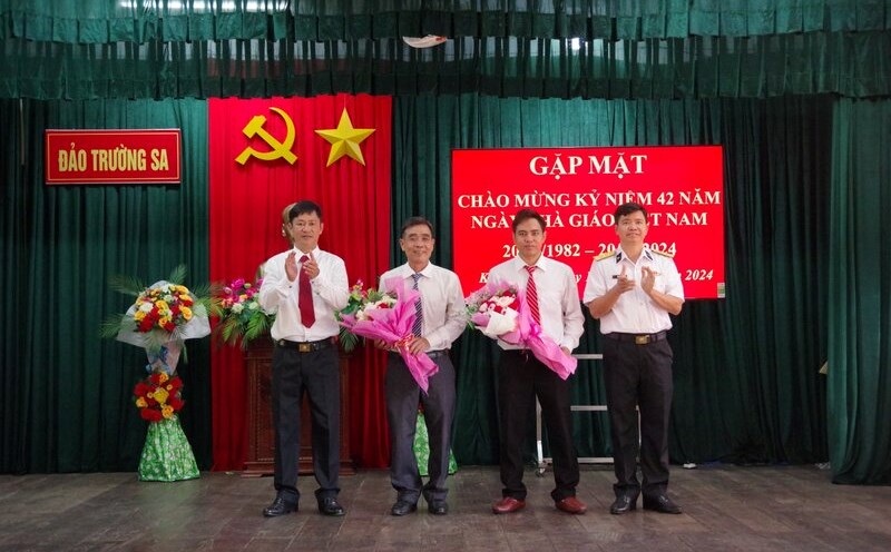 Truong Sa district held a meeting to celebrate Vietnamese Teachers' Day. Photo: Huy Phung