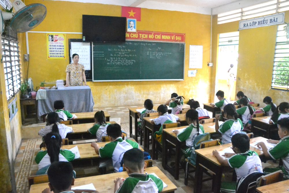 Lop hoc o huyen An Phu, tinh An Giang cho hoc sinh Viet kieu hoc tieng me de. Anh: Luc Tung.