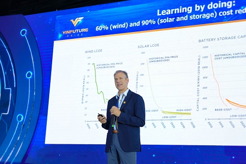 GS. Daniel Kammen cho rang buoc tien trong dien khi hoa phuong tien giao thong co tiem nang cai thien chat luong khong khi do thi. Anh: VinFuture