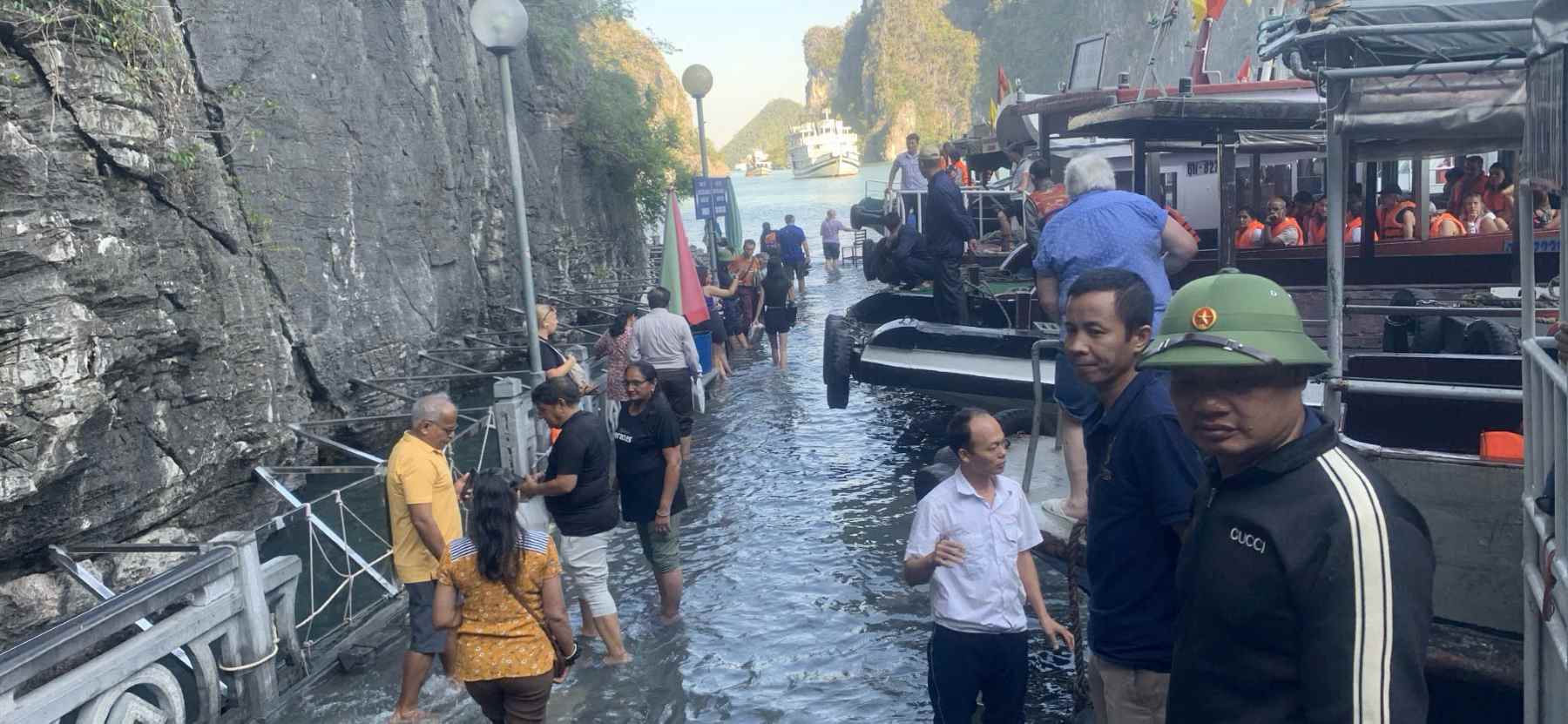 The high tide peaked this morning (November 20) in the Sung Sot cave area. Photo: Nguyen Hung
