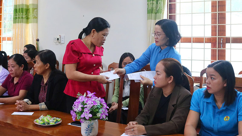 Giving gifts to disadvantaged teachers on Vietnamese Teachers' Day. Photo: V. Nguyen