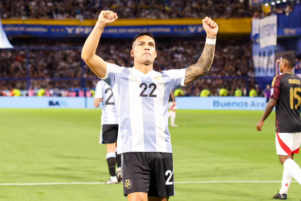 Lautaro Martinez ghi ban dua Argentina vuon len dan truoc. Anh: AFA