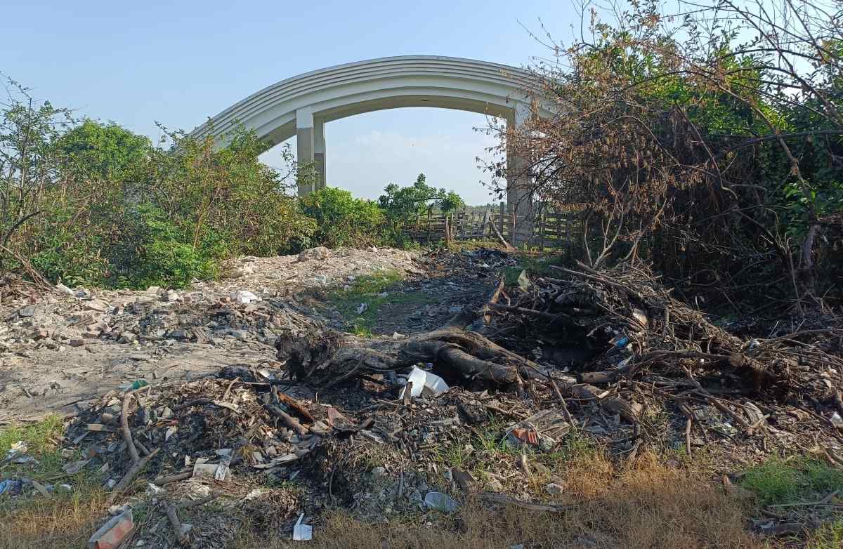 Phia ben ngoai khu dat 42 ha tai phuong Tan Thanh, Duong Kinh, Hai Phong. Anh: Hoang Khoi