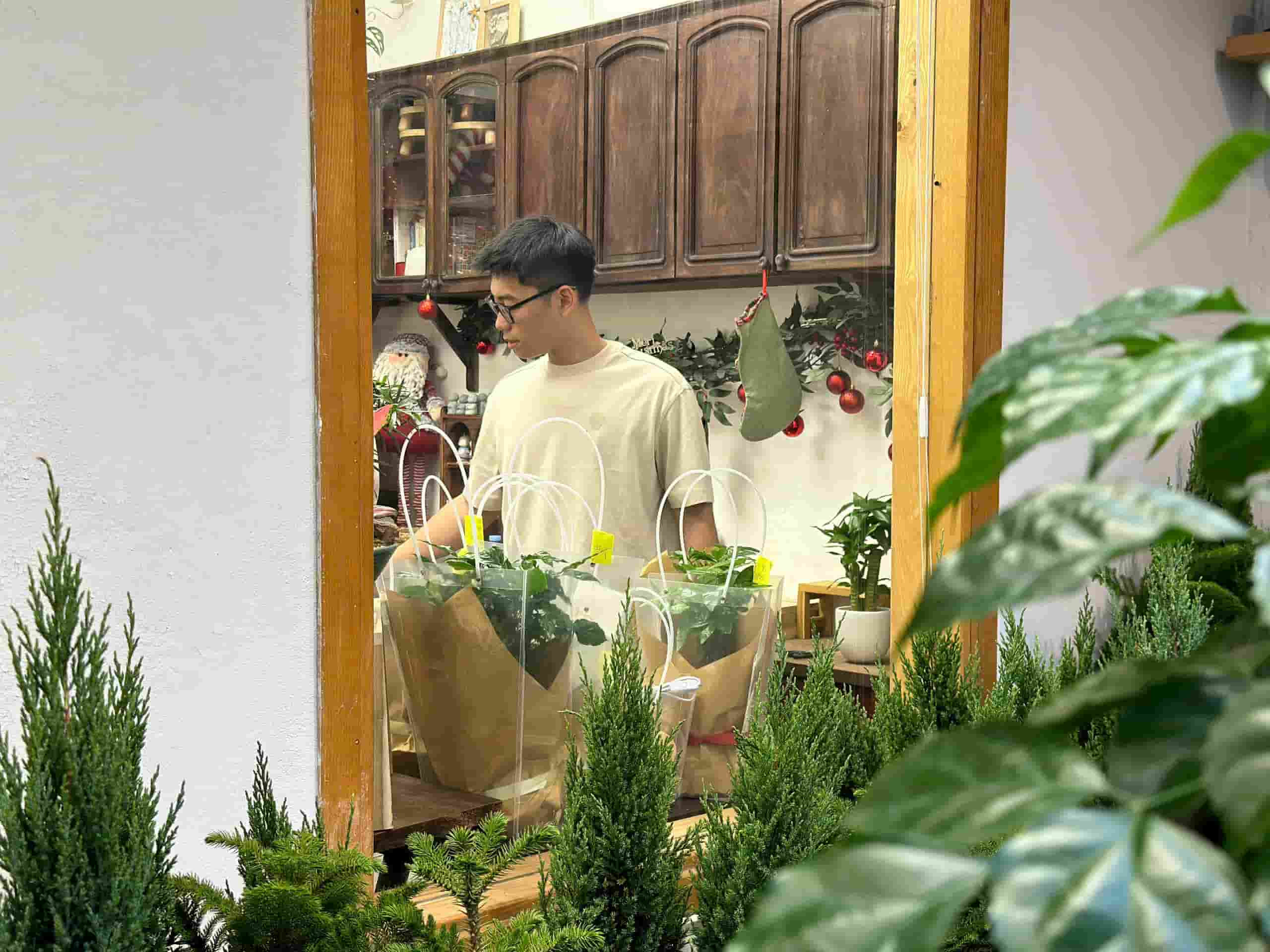 Mr. Nguyen Hoang Nam (Dong Da, Hanoi) said that because feng shui trees and bonsai can be kept longer than fresh flowers, he chose to buy this type of tree. Photo: Hoang Loc