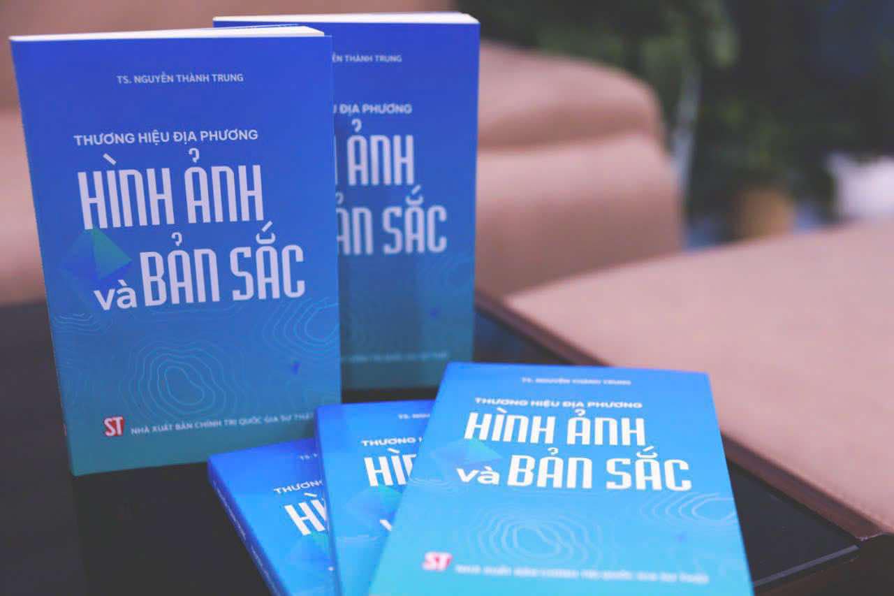 The book "Local Brands: Image and Identity" has officially been launched to Vietnamese readers. Photo: Publishing House