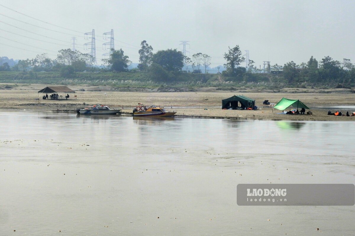 As of the morning of November 20, all five bodies of the missing eighth-grade students from Hien Quan Secondary School had been found. Photo: To Cong.