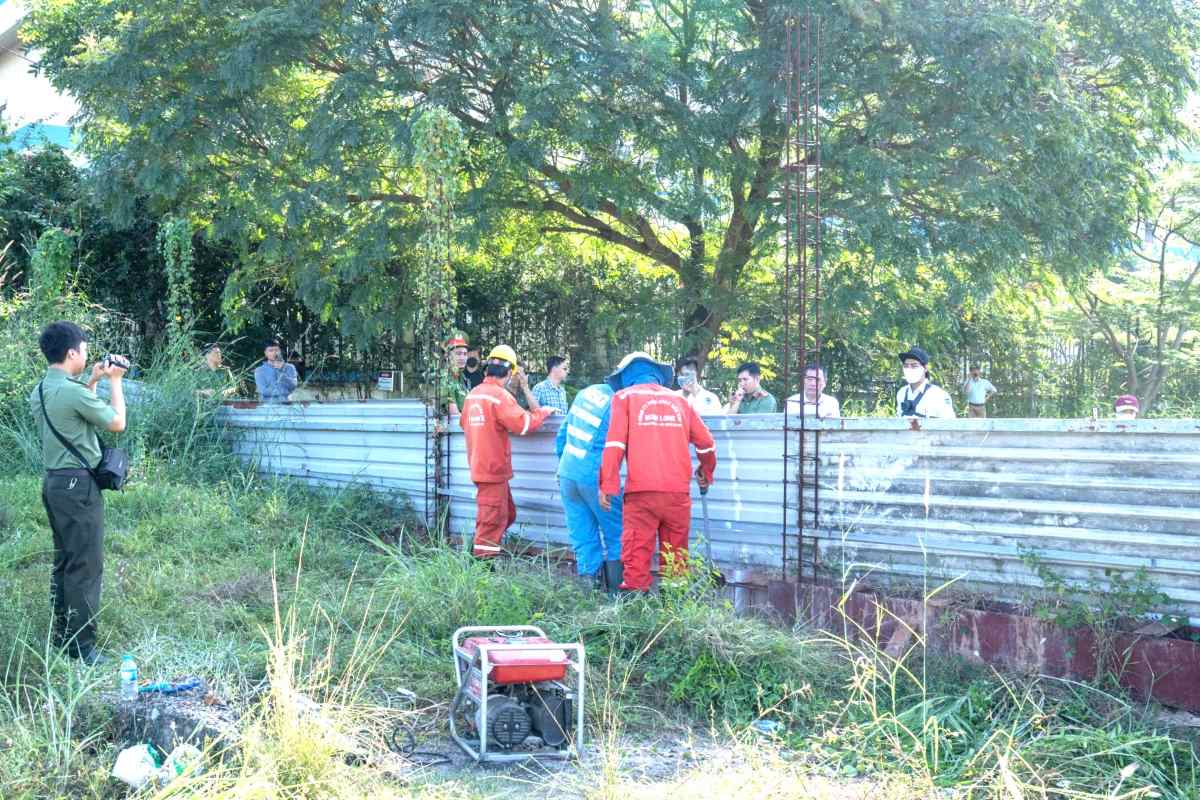 Authorities organized enforcement of FIDC's illegal construction on the morning of November 20. Photo: Manh Kha