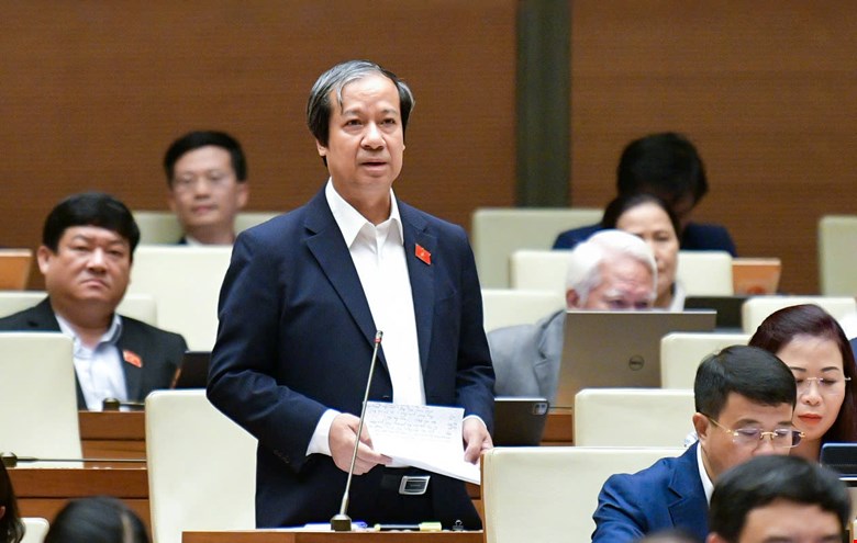 Minister of Education and Training Nguyen Kim Son received and explained a number of issues related to salary policy to teachers. Photo: Quochoi.vn