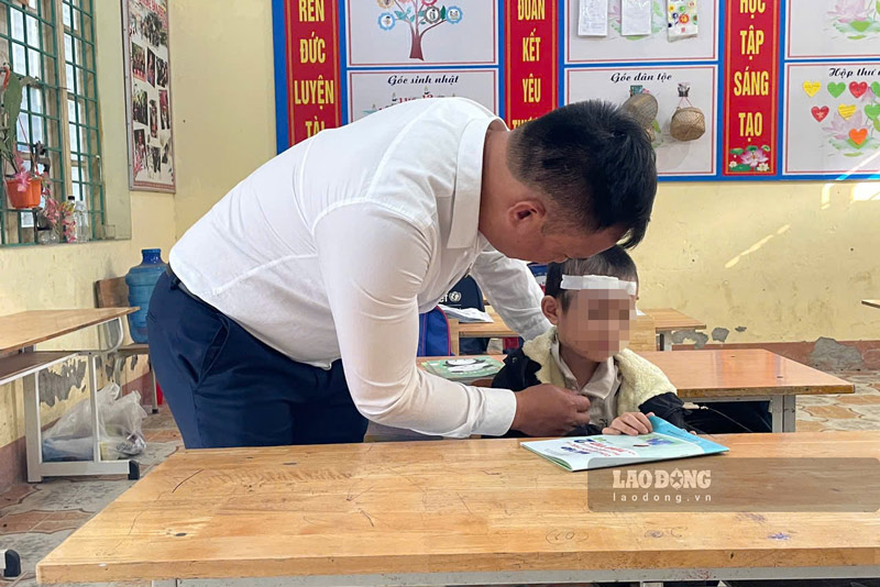Hoang Gia Bao (Lang Nu) always receives attention from school teachers. Photo: Dinh Dai