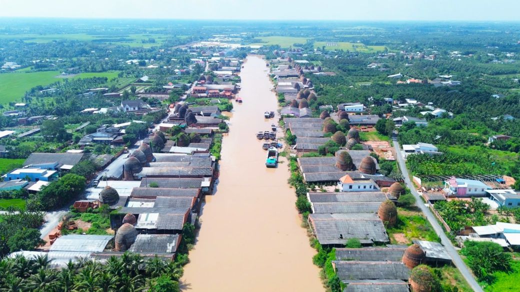 Along Thay Cai canal, the images of the kilns look like miniature circular "pyramid" in the West.