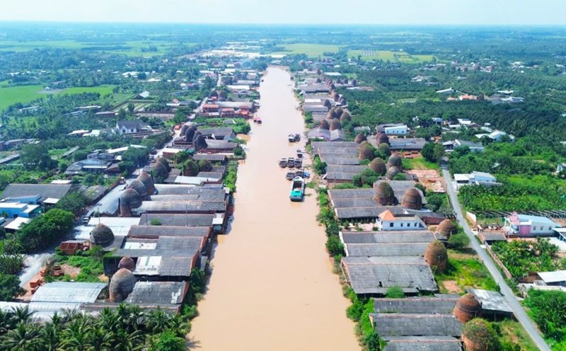 Along Thay Cai canal, the images of the kilns look like miniature circular "pyramid" in the West.