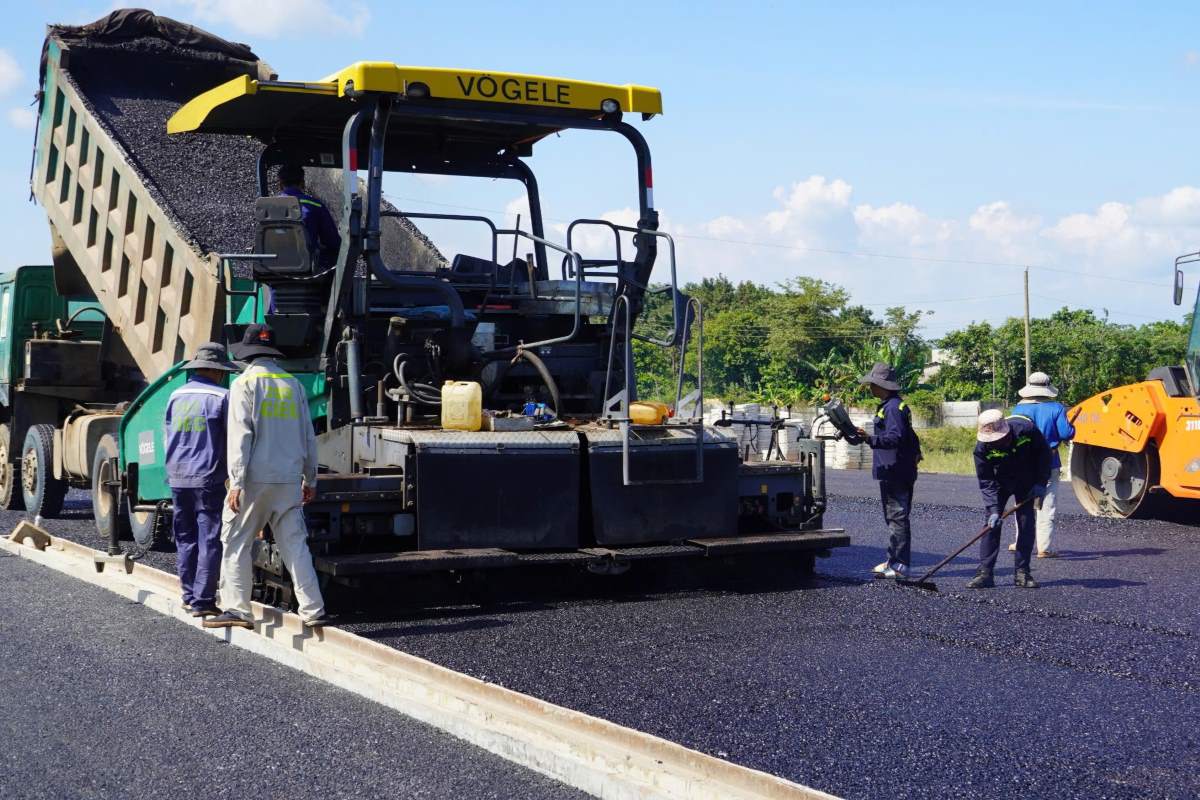 The Bien Hoa - Vung Tau Expressway Component 3 project is being paved and is required to be technically opened to traffic before April 30, 2025. Photo: Thanh An