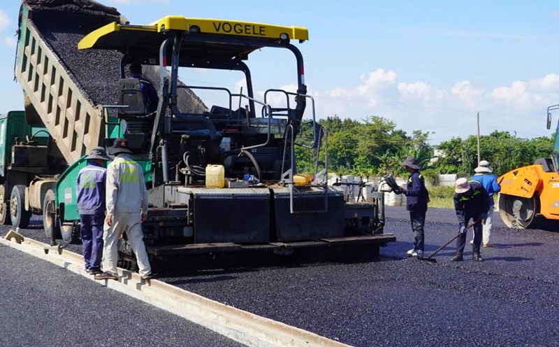 The Bien Hoa - Vung Tau Expressway Component 3 project is being paved and is required to be technically opened to traffic before April 30, 2025. Photo: Thanh An
