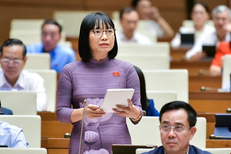 Delegate Nguyen Thi Viet Nga (Hai Duong Delegation) gave comments on the Law on Teachers at the meeting hall. Photo: National Assembly