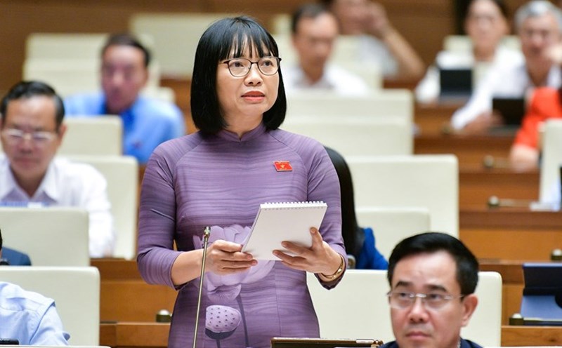 Delegate Nguyen Thi Viet Nga (Hai Duong Delegation) gave comments on the Law on Teachers at the meeting hall. Photo: National Assembly