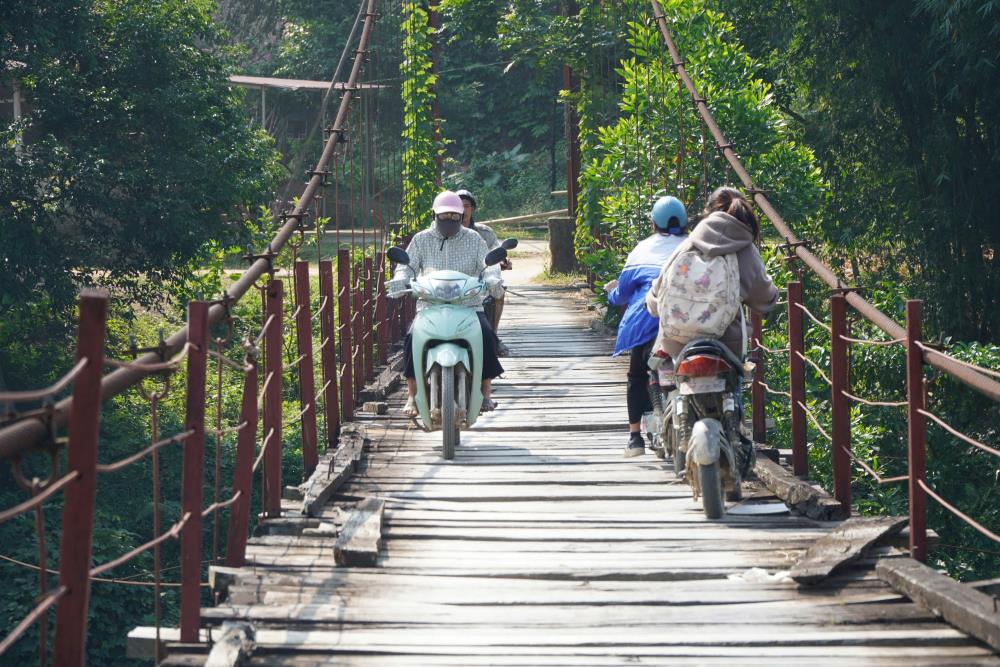 Canh nguoi dan di qua cay cau treo Ben Lam (o xa Giao An, huyen Lang Chanh, tinh Thanh Hoa). Anh: Quach Du