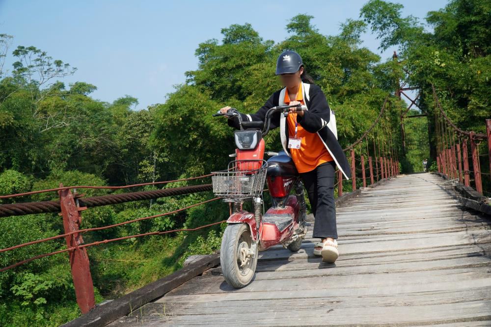 Nhieu truong hop phai xuong dat xe khi di qua cau treo Ben Lam. Anh: Quach Du