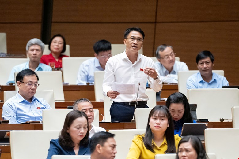 Delegate Do Huy Khanh said that the draft Law needs to have a management mechanism for extra teaching and learning. Photo: Quochoi.vn