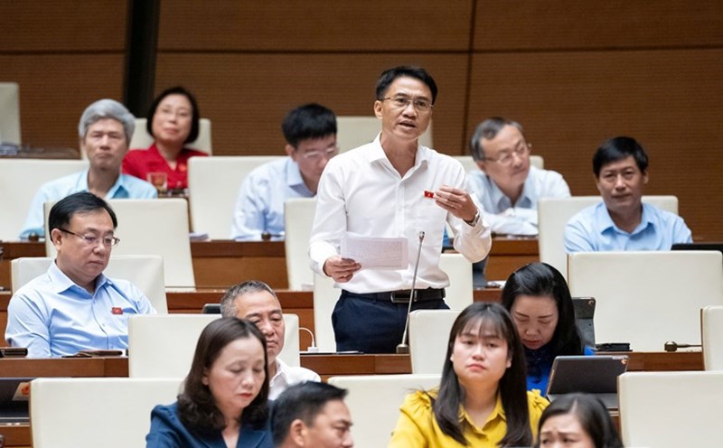 Delegate Do Huy Khanh said that the draft Law needs to have a management mechanism for extra teaching and learning. Photo: Quochoi.vn