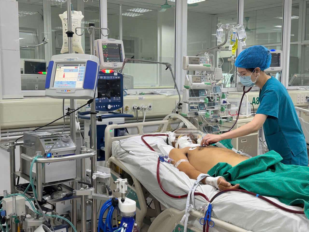 A man in critical condition due to Whitmore bacteria attack is being treated at the Central Hospital for Tropical Diseases. Photo: Thanh Dang