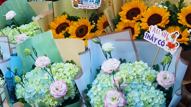 Fresh flowers on shelves from early morning, ready to serve on November 20th