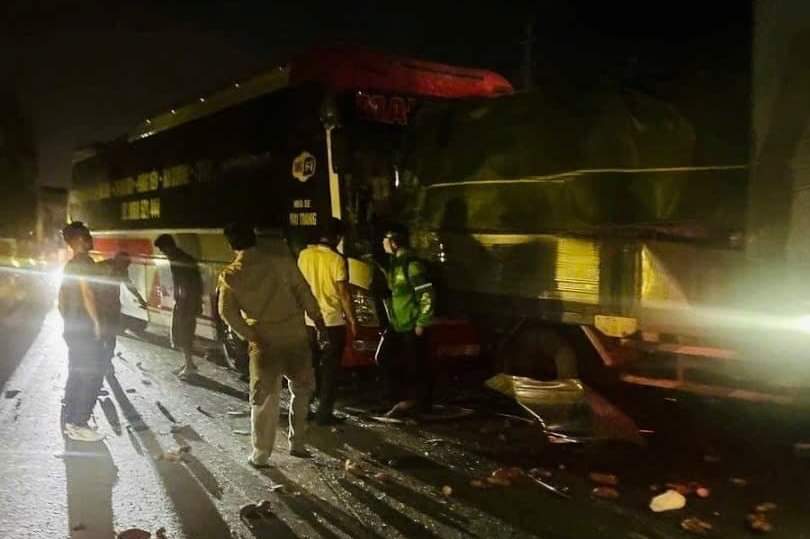 A series of accidents involving 5 vehicles on Highway 5 through Hai Duong. Photo: Provided by local residents