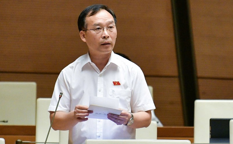 National Assembly Delegate Tran Van Tuan raised the fact that teachers are concerned about negative reactions from public opinion, even denunciations and complaints from parents. Photo: Pham Thang