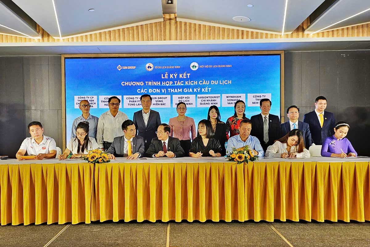 Businesses sign tourism stimulus program. Photo: Doan Hung